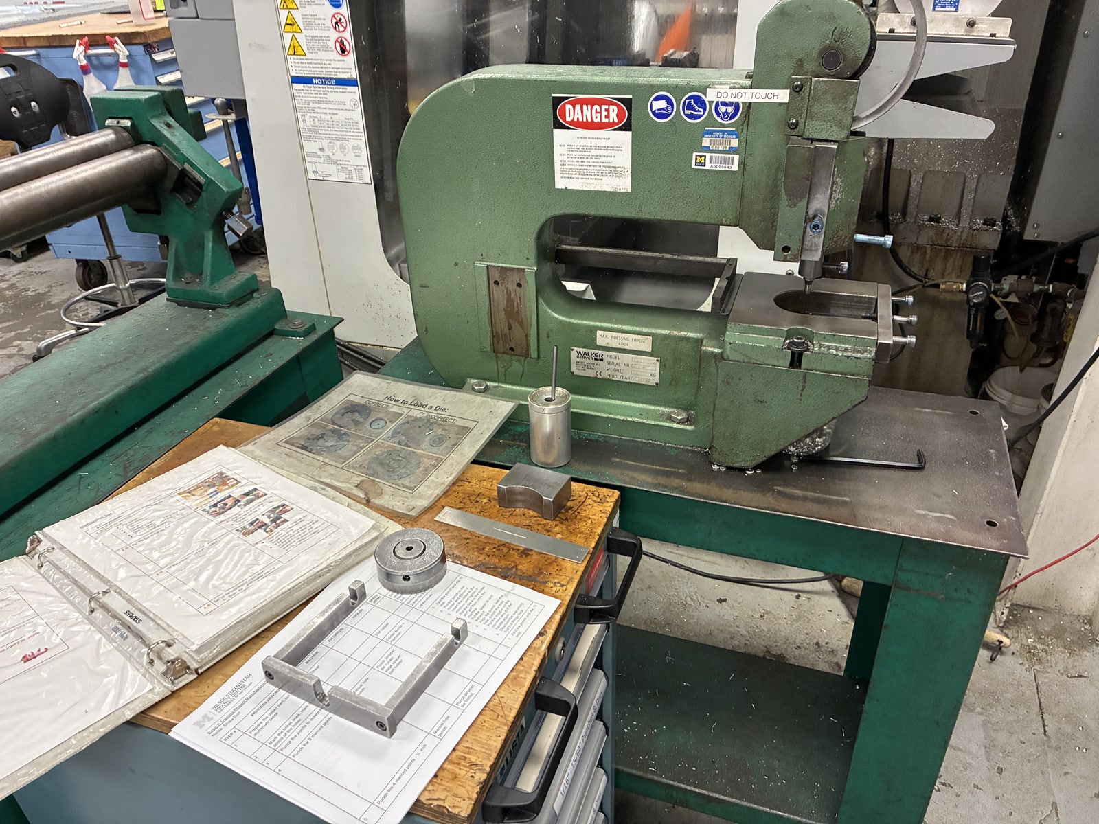 Manual hole punch